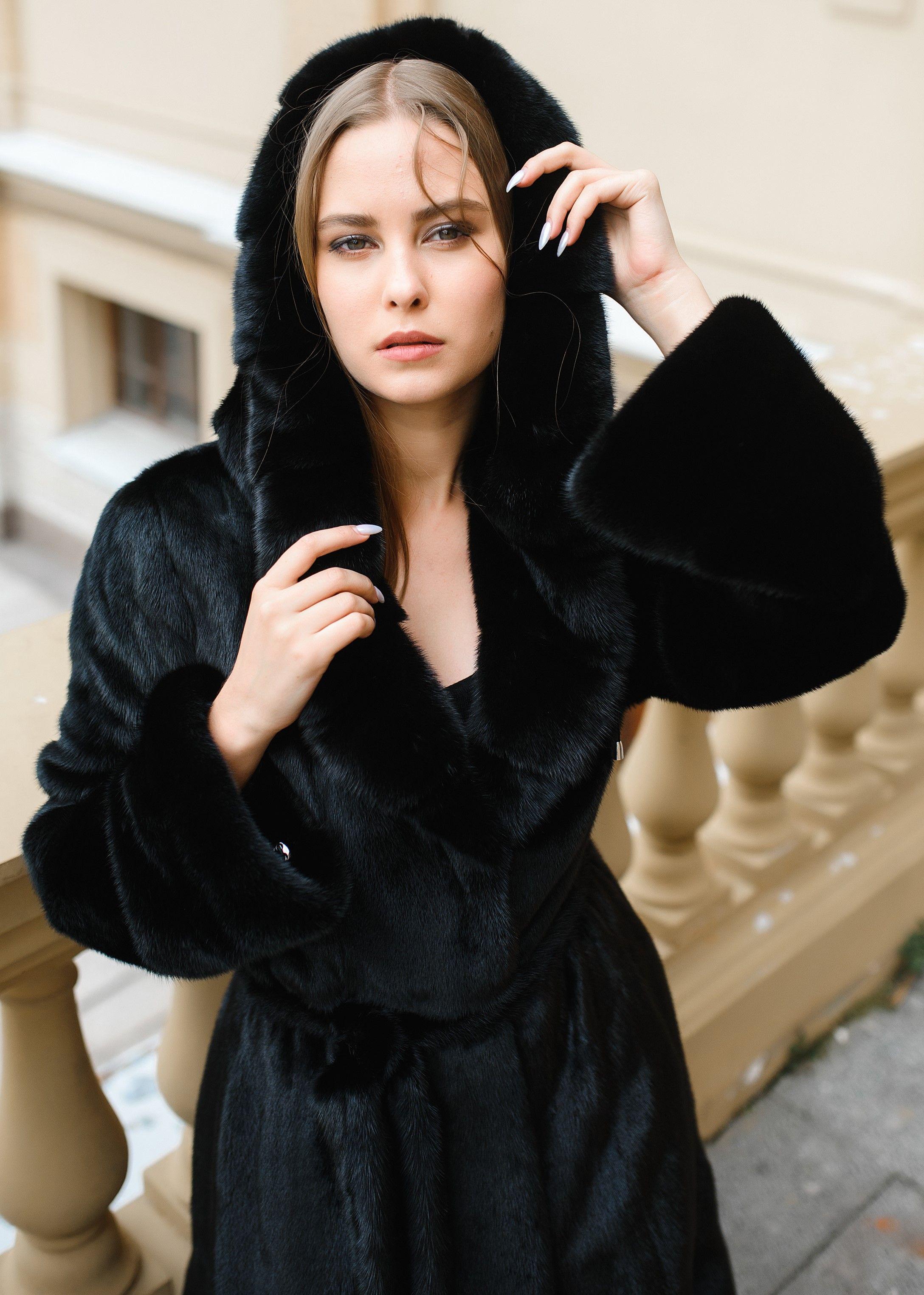 Норковая шуба с капюшоном и поясом фото