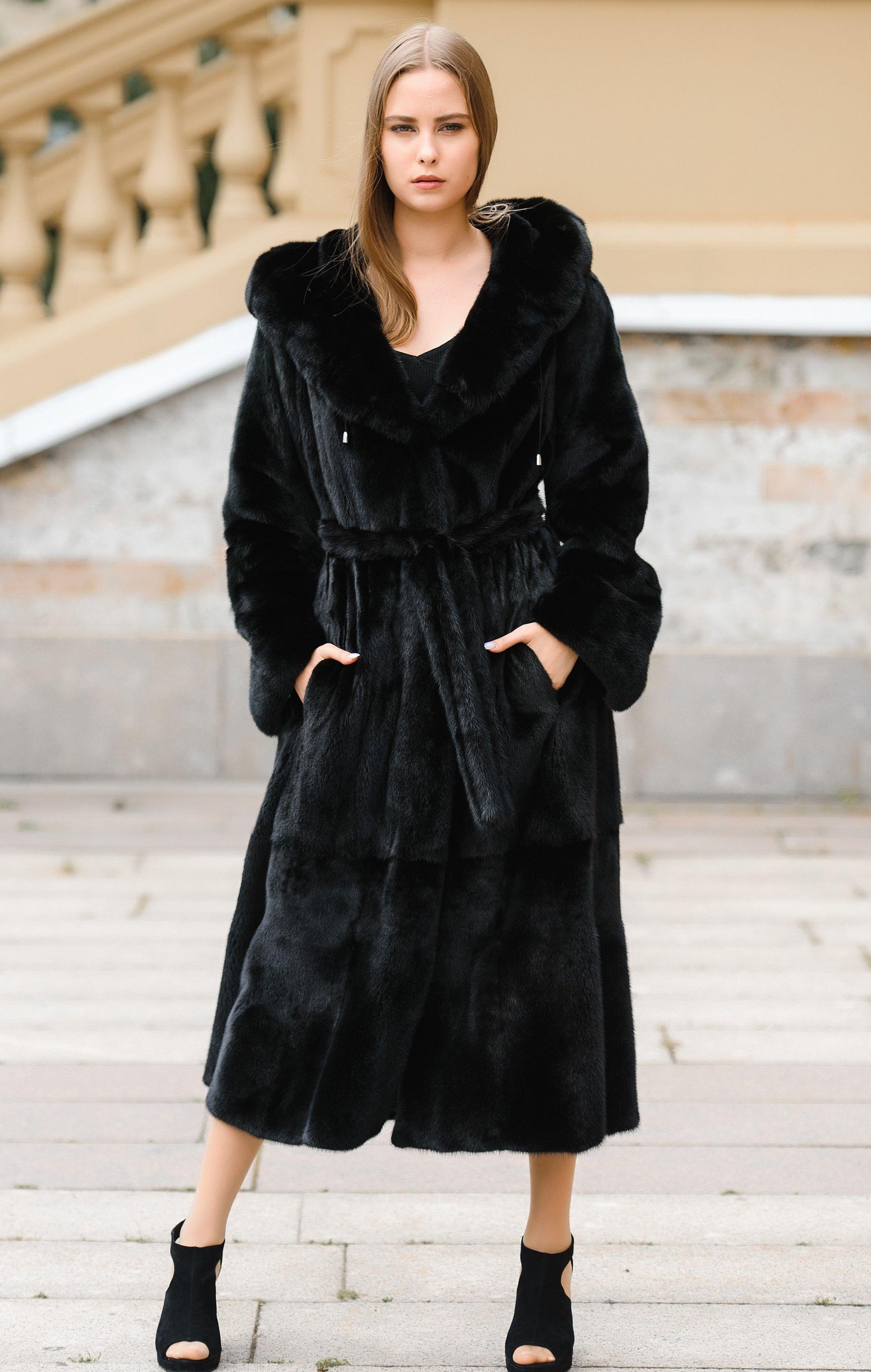 Норковая шуба с капюшоном и поясом фото