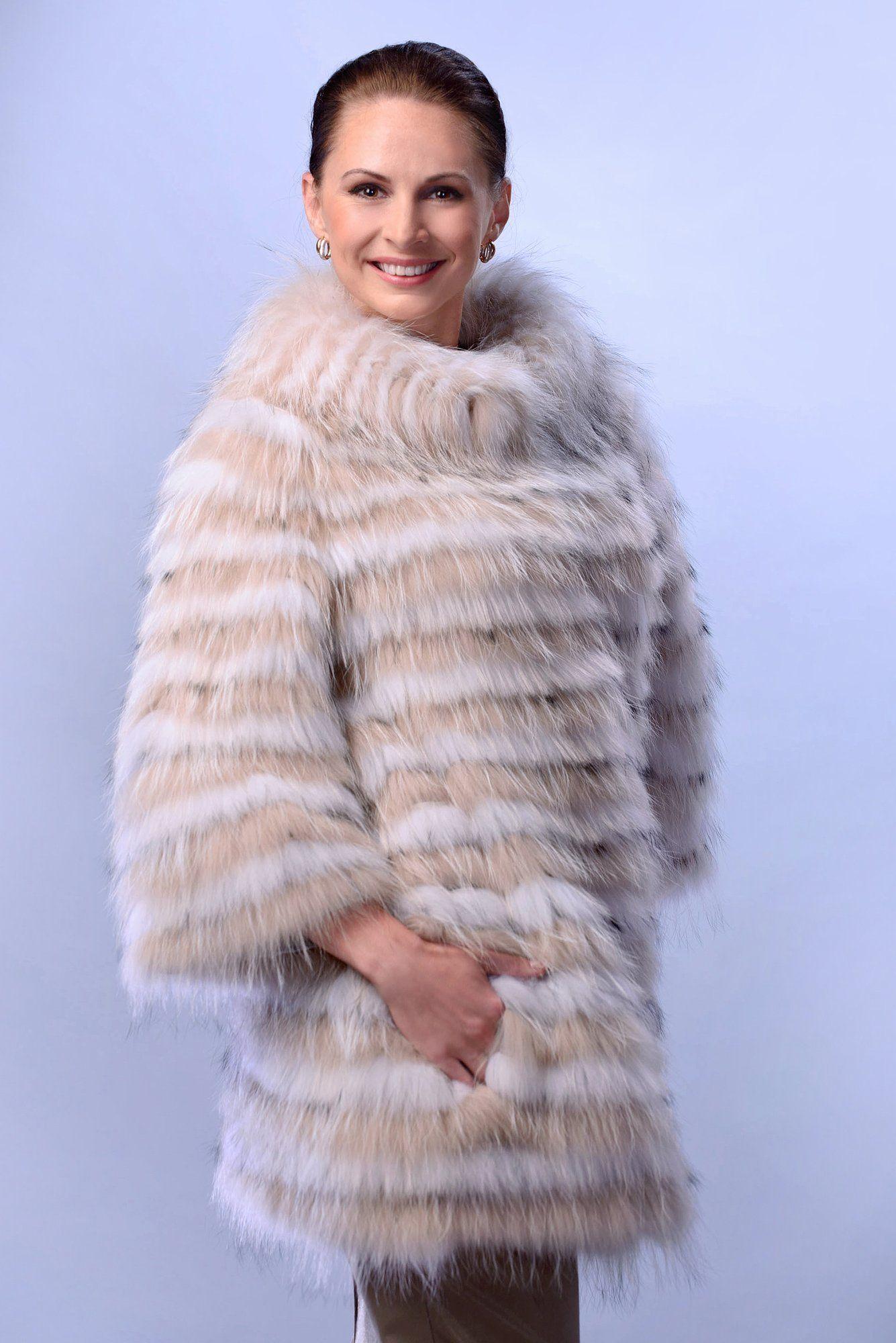 Шуба из полярной лисы с трикотажем фото